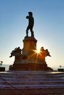Italien, Florenz, Nachbildung der David-Statue auf dem Piazzale Michelangelo - MAEF010798