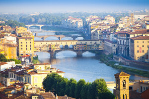 Italien, Florenz, Stadtbild mit Fluss Arno und Ponte Vecchio - MAEF010809