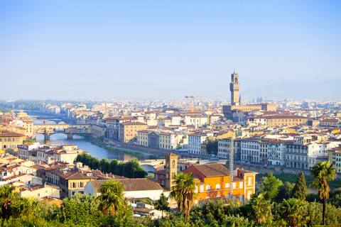 Italien, Florenz, Stadtbild mit Ponte Vecchio und Palazzo Vecchio, lizenzfreies Stockfoto