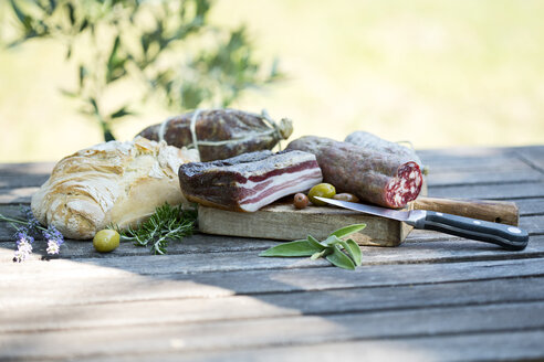 Italien, Toskana, Salsiccia, Pancetta, verschiedene Salami, Brot und Oliven - MAEF010801