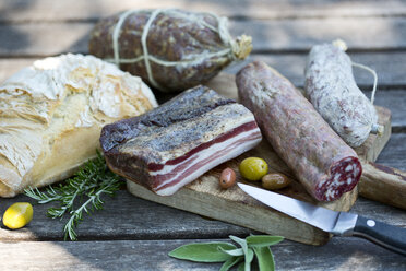 Italy, Tuscany, Salsiccia, Pancetta, different salami, bread and olives - MAEF010802