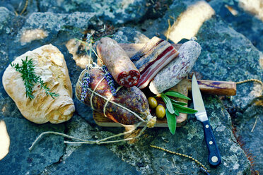 Italy, Tuscany, Salsiccia, Pancetta, different salami, bread and olives - MAEF010803