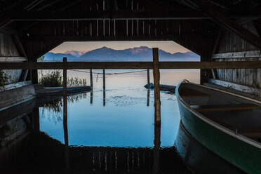 Deutschland, Bayern, Schutzing, Blick auf den Chiemsee mit Alpen - HAMF000046