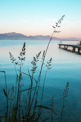 Deutschland, Bayern, Chiemgau, Chiemsee, Holzsteg am Abend - HAMF000047