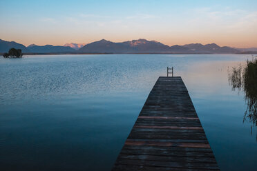 Deutschland, Bayern, Chiemgau, Chiemsee, Holzsteg am Abend - HAMF000048