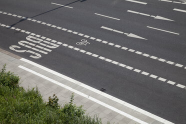 Deutschland, Hamburg, Ansicht einer leeren Straße mit verschiedenen Fahrbahnmarkierungen - WIF002236