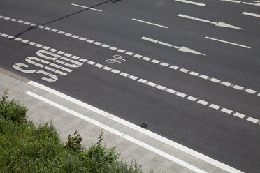 Germany, Hamburg, view of empty street with different road markings - WIF002236