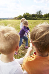 Spielende Kinder auf einer Wiese - STKF001339