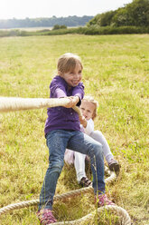 Spielende Kinder auf einer Wiese - STKF001340