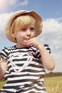 Porträt eines kleinen Mädchens mit Lollipop - STKF001343