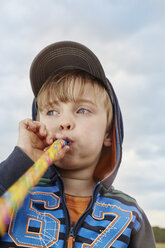 Porträt eines kleinen Jungen mit Blowout-Party - STKF001362
