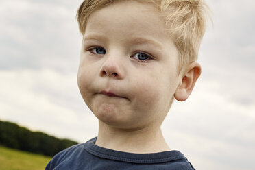 Kleiner Junge mit Tränen in den Augen - STKF001364