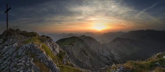 Österreich, Tirol, Sonnenuntergang am Hinteren Sonnwendjoch - MKFF000233