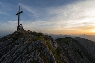 Österreich, Tirol, Küssendes Paar auf dem Gipfel - MKFF000231