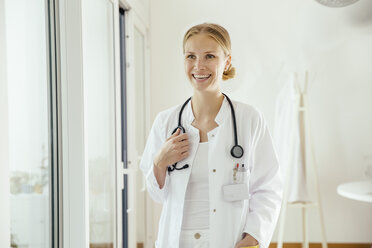 Smiling female doctor with stethoscope - MFF001821