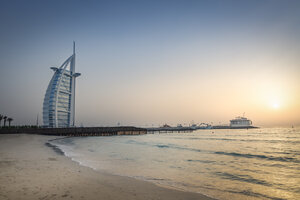 Vereinigte Arabische Emirate, Dubai, Sonnenuntergang am Jumeirah Beach mit Burj al Arab und Jumeirah Beach Hotel - NKF000288