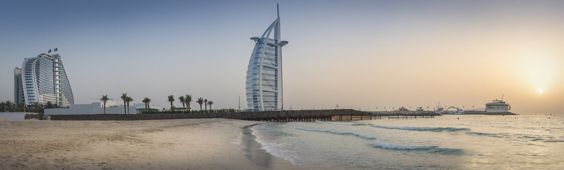 Vereinigte Arabische Emirate, Dubai, Sonnenuntergang am Jumeirah Beach mit Burj al Arab und Jumeirah Beach Hotel - NKF000285