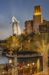 Vereinigte Arabische Emirate, Dubai, Burj al Arab Hotel und Souk Madinat bei Nacht - NK000284