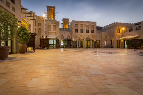 Vereinigte Arabische Emirate, Dubai, Atrium des Souk Madinat am Abend - NKF000283