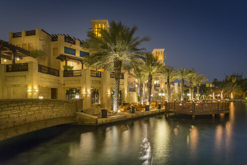 Vereinigte Arabische Emirate, Dubai, Souk Madinat bei Nacht - NKF000282