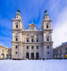 Österreich, Salzburg, Blick auf den Salzburger Dom im Winter - AMF004099