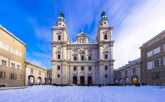 Österreich, Salzburg, Blick auf den Salzburger Dom im Winter - AMF004098