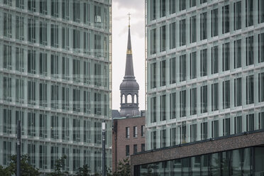 Deutschland, Hamburg, Bürogebäude Der Spiegel und alter Kirchturm - ASC000194