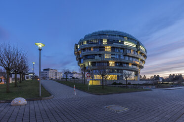 Deutschland, Hannover, Blick auf das International Neuroscience Institute in der Abenddämmerung - PVCF000472