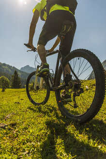 Österreich, Tirol, Tannheimer Tal, junger Mann auf Mountainbike in alpiner Landschaft - UUF004943