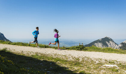 Österreich, Tirol, Tannheimer Tal, junges Paar joggt in den Bergen - UUF004973