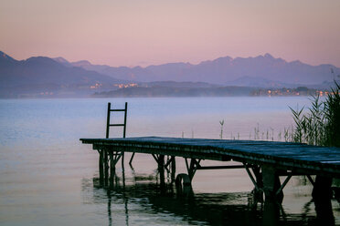 Deutschland, Bayern, Chiemgau, Chiemsee, Holzsteg am Abend - HAMF000054