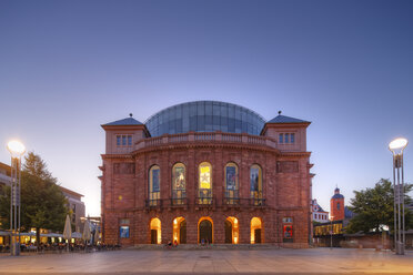 Deutschland, Mainz, Blick auf das beleuchtete Staatstheater am Gutenbergplatz - SIEF006644