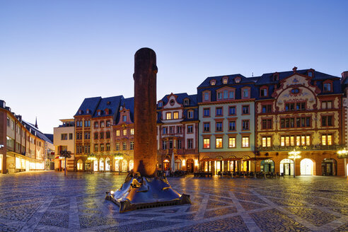 Germany, Mainz, view to Heunen Column at market place - SIEF006645