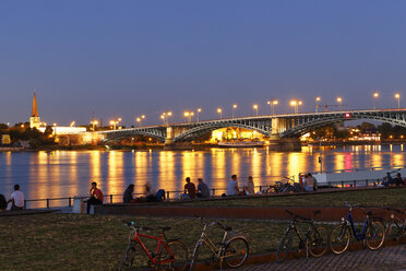 Deutschland, Mainz, Blick auf die Theodor-Heuss-Brücke und Mainz-Kastel mit dem Rhein im Vordergund - SIEF006646