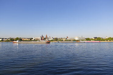 Deutschland, Mainz, Blick auf die Skyline mit dem Rhein im Vordergund - SIEF006647
