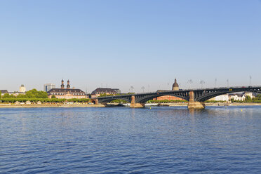 Deutschland, Mainz, Blick auf den Landtag im Deutschhaus Mainz und die Theodor-Heuss-Brücke mit dem Rhein im Vordergrund - SIEF006648