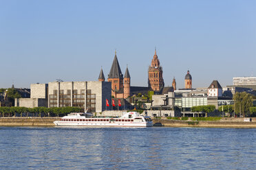 Deutschland, Mainz, Blick auf Rathaus und Rheingoldhalle mit Rhein im Vordergrund - SIEF006650