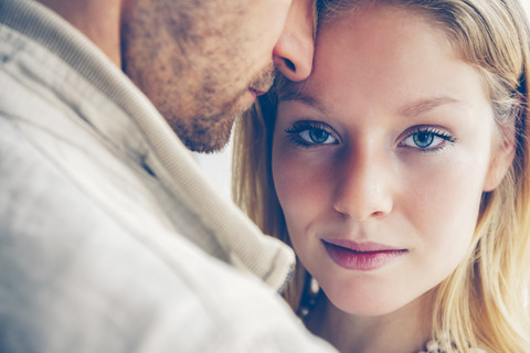 Nahaufnahme einer jungen Frau mit ihrem Freund, lizenzfreies Stockfoto