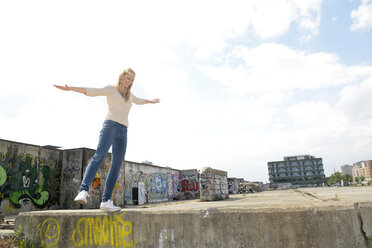 Germany, Berlin, young woman balancing - BFRF001345