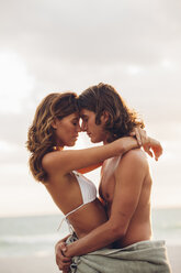 Romantisches junges Paar umarmt sich am Strand - CHAF000718