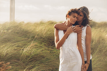 Romantisches junges Paar umarmt sich am Strand - CHAF000740