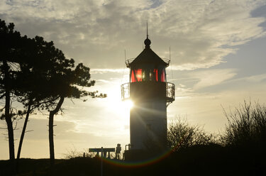 Deutschland, Hiddensee, Leuchtturm Gellen in der Dämmerung - BFRF001298