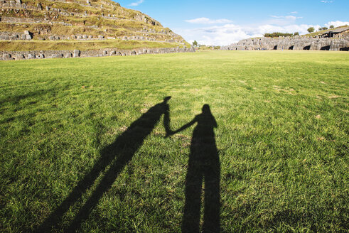 Peru, Cusco, Schatten von zwei Reisenden beim Besuch der Zitadelle von Saksaywaman - GEMF000281
