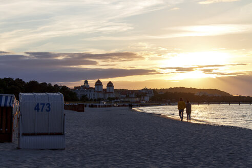 Deutschland, Rügen, Binz, Spaziergänger am Strand bei Sonnenuntergang - PU000367