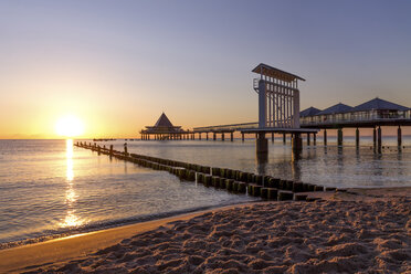 Deutschland, Usedom, Heringsdorf, Sonnenaufgang an der Seebrücke - PUF000374