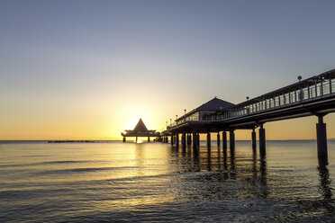 Deutschland, Usedom, Heringsdorf, Sonnenaufgang an der Seebrücke - PUF000375