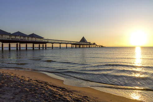 Deutschland, Usedom, Heringsdorf, Sonnenaufgang an der Seebrücke - PUF000376