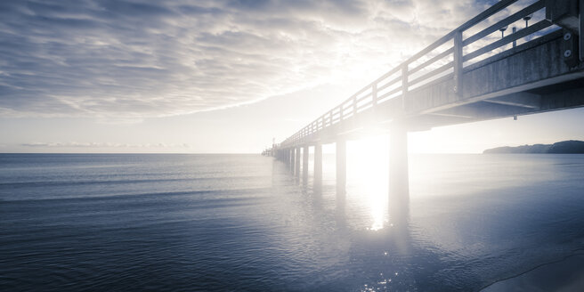 Deutschland, Rügen, Binz, Sonnenuntergang an der Seebrücke - PUF000377