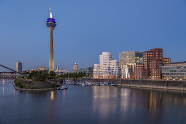 Deutschland, Nordrhein-Westfalen, Düsseldorf, Medienhafen mit Fernsehturm und Gehry-Gebäuden am Abend - FR000282