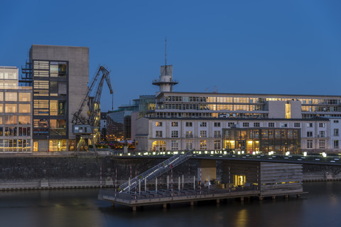 Deutschland, Düsseldorf, Medienhafen am Lido Restaurant, blaue Stunde, lizenzfreies Stockfoto